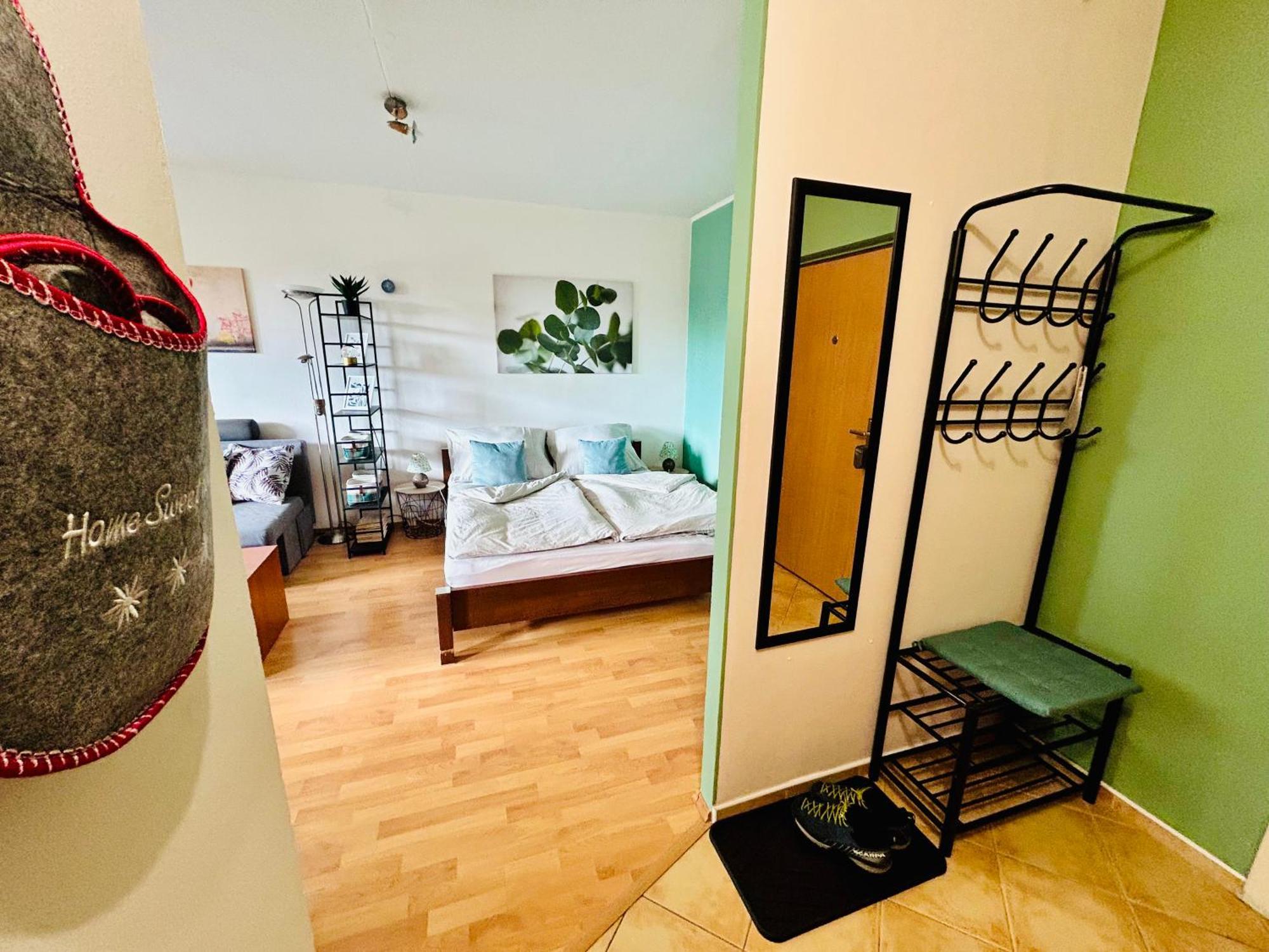 Sunny Vojenska - Old Town Apartment